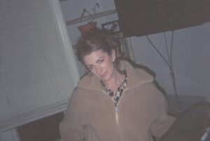 Bessie Carter Instagram - Life be lifin’ / flash doesn’t work