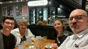 Betiana Blum Instagram - Cena después del teatro Con mi hijo, 
Maggie, Y mi nieto Renzo.muy felices !!!