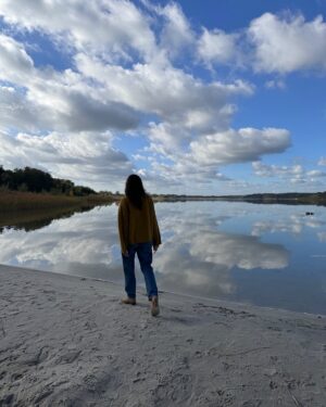 Bettina Zimmermann Instagram - Ich kann es kaum erwarten, daß das Wetter wieder besser wird….
Wünsche Euch allen ein tolles Wochenende. 🫶  Can‘t wait for the weather getting better again…. Have a great weekend🥰  #weekend #lake #fun #lastyear #hopefullyspringiscoming