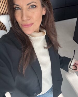 Bettina Zimmermann Instagram - Habt einen tollen Start in die Woche✨
Und für alle Karneval Fans: viel Spaß beim Feiern🥳 #wochenanfang #habtspass #lassteuchnichtaergern #fun #monday