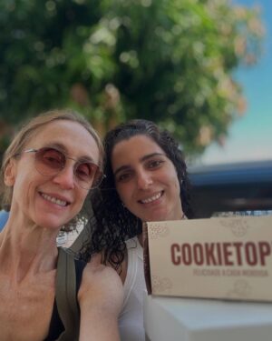 Betty Gofman Instagram - Obrigada @carlabconfeitaria por tornar meu aniversário mais doce com esse bolo de arrasar.  Todos amaram!! E os cookies?? O que é  isso meu deus.  De comer chorando, rezando e agradecendo tanto amor. 🧡 🧡🧡🧡🧡🧡🧡🧡🧡🧡🧡🧡🧡🧡