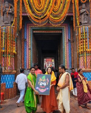 Bhagyashree Instagram - Jai Jagannath !! Feeling blessed.
In Puri for darshan of the Lord God Jagannath !
🧿🧿🧿.... needed it.
Peace and blessings envelope you if you go with belief and reverence. Had a wonderful darshan.
The priest gave me the dhvaj (templeflag) that was changed that day.. as a blessing (ashirwaad).
Also tasted the famous "Chattu Besara" a mustard cooked flavourful wild mushroom dish with ghee rice.
Thank you IG Himanshu ji and DSP Prasant ji for making it possible.

@jay_jagannath_puri_
#lordjagannath #temple #traveltalesbyb #traveldiaries #puri #orissa #templesofindia
@roshni0819
