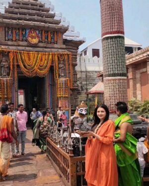 Bhagyashree Instagram - Jai Jagannath !! Feeling blessed.
In Puri for darshan of the Lord God Jagannath !
🧿🧿🧿.... needed it.
Peace and blessings envelope you if you go with belief and reverence. Had a wonderful darshan.
The priest gave me the dhvaj (templeflag) that was changed that day.. as a blessing (ashirwaad).
Also tasted the famous "Chattu Besara" a mustard cooked flavourful wild mushroom dish with ghee rice.
Thank you IG Himanshu ji and DSP Prasant ji for making it possible.

@jay_jagannath_puri_
#lordjagannath #temple #traveltalesbyb #traveldiaries #puri #orissa #templesofindia
@roshni0819