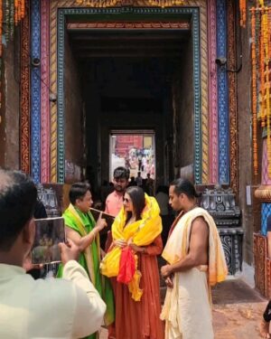 Bhagyashree Instagram - Jai Jagannath !! Feeling blessed.
In Puri for darshan of the Lord God Jagannath !
🧿🧿🧿.... needed it.
Peace and blessings envelope you if you go with belief and reverence. Had a wonderful darshan.
The priest gave me the dhvaj (templeflag) that was changed that day.. as a blessing (ashirwaad).
Also tasted the famous "Chattu Besara" a mustard cooked flavourful wild mushroom dish with ghee rice.
Thank you IG Himanshu ji and DSP Prasant ji for making it possible.

@jay_jagannath_puri_
#lordjagannath #temple #traveltalesbyb #traveldiaries #puri #orissa #templesofindia
@roshni0819