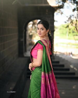 Bhagyashree Mote Instagram - मी ओळखून आहे सारे तुझे बहाणे!🪷🫠
.
.
.
Photo by - @kuldip1985

Makeup by - @balikatandale.makeupartist

Costume by - @sampada_kulkarni

Jewellery by - @kee.co.in

#saree #look #indian #ethnic #positivity #happiness #naughty #playful #southindianfashion