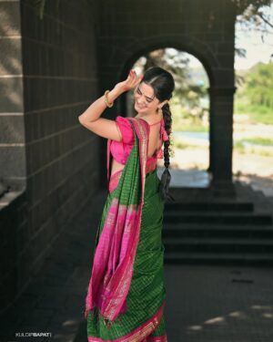 Bhagyashree Mote Instagram - मी ओळखून आहे सारे तुझे बहाणे!🪷🫠
.
.
.
Photo by - @kuldip1985

Makeup by - @balikatandale.makeupartist

Costume by - @sampada_kulkarni

Jewellery by - @kee.co.in

#saree #look #indian #ethnic #positivity #happiness #naughty #playful #southindianfashion