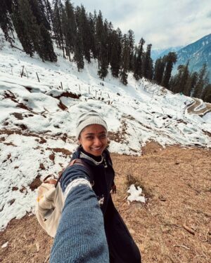 Bhoomi Shetty Instagram - Pause. That trip you’ve been planning? That place you’ve been dreaming of? Just go. Book it. You won’t be this age again. Stop waiting for the right time, the right company,just follow your heart. Breathe, explore, live. Trust the process, because in the end, everything falls into place. Be wild, be free, and let life happen.
.
.
.
#alittlebrowngirl #bhoomishetty #solotraveler #mountains #himachal #explorer #gratidão #moment #liveauthentic #simpleliving #joy #nature #snow