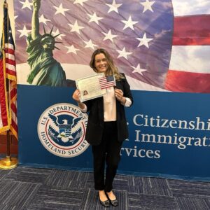 Bianca Castanho Instagram - Dia de muita felicidade, emoção e gratidão!!! Oficialmente a mais nova cidadã americana 🥰🇺🇸❤️