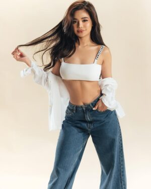 Bianca De Vera Instagram - two days 🦋

photo: @andreabeldua 
stylist: @myrrhlaoto 
assisted by: @edjgalang 
makeup: @carellgarcia_ 
hair: @brixbatalla 
studio: thank you ate @bernardokath 🤍