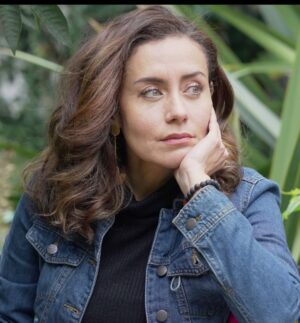 Bibiana Navas Instagram - Soy de un pueblo que viene de lejos más allá del principio del tiempo …..🎼🎼 porque soy un caminante de estrellas como dice @alonso.del.rio . ☄️💥☀️ más allá del sol detrás del sol , y si tan solo recordaras de dónde vienes y porque elegiste estar acá aquí y ahora #foryou … te acuerdas ? Te leo . Photo by @sebastiangarciaarts