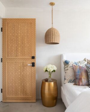 Breegan Jane Instagram - Do you ever remember you have free will and can put a disco ball (or three) in your kitchen if you want to? Designer @breeganjane did! 🪩 When the T.V. personality and mom of two found this Venice Beach abode, she realized it was right where her crew belonged—but it would need to be reconfigured to fit her forever-home vision. Step inside the posh pad complete with ocean views, party-ready spaces, and peaceful rooms for retreat at the link in bio.

🏠 @breeganjane
📸 @ryangarvin
✏️ @carishaswanson