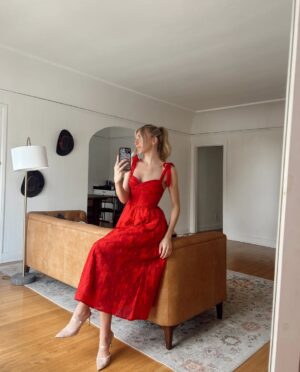 Brynn Rumfallo Instagram - @lulus #luluspartner 1 or 2? ♥️ #lovelulus 

use code BRYNN20 for 20% off your first order, see site for full terms