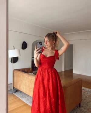 Brynn Rumfallo Instagram - @lulus #luluspartner 1 or 2? ♥️ #lovelulus 

use code BRYNN20 for 20% off your first order, see site for full terms
