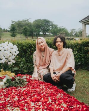 Bunga Citra Lestari Instagram - Hey You..,

5 Tahun bukan waktu yg sebentar.. Anaknya sekarang udah ABG.. Udah tinggi.. Itu dia pake baju kamu udah pas 😊

No need to worry about us.. Kita disini banyak yg sayang dan jagain.. 

Wishing you eternal peace there.. ❤️