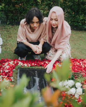 Bunga Citra Lestari Instagram - Hey You..,

5 Tahun bukan waktu yg sebentar.. Anaknya sekarang udah ABG.. Udah tinggi.. Itu dia pake baju kamu udah pas 😊

No need to worry about us.. Kita disini banyak yg sayang dan jagain.. 

Wishing you eternal peace there.. ❤️