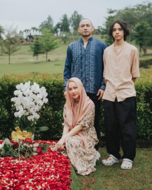 Bunga Citra Lestari Instagram - Hey You..,

5 Tahun bukan waktu yg sebentar.. Anaknya sekarang udah ABG.. Udah tinggi.. Itu dia pake baju kamu udah pas 😊

No need to worry about us.. Kita disini banyak yg sayang dan jagain.. 

Wishing you eternal peace there.. ❤️