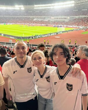 Bunga Citra Lestari Instagram - Teriak bangga satu stadion! 
Indonesia 1 - 0 Bahrain!