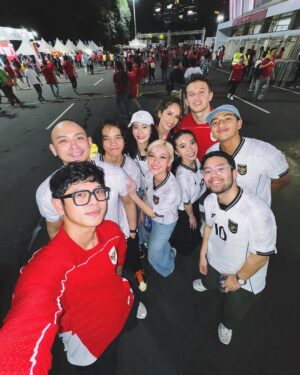 Bunga Citra Lestari Instagram - Teriak bangga satu stadion! 
Indonesia 1 - 0 Bahrain!
