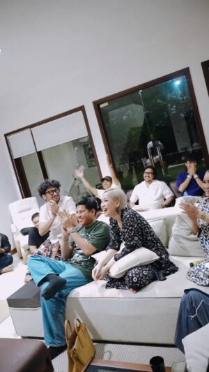 Bunga Citra Lestari Instagram - Buka puasa, selain mengisi perut juga mengisi hati: dengan tawa, canda, kebersamaan dan doa-doa baik untuk semua. 
Semoga energi baik ini menyebar dan semua bisa berangkulan, karena kebahagiaan yg dibagi selalu kembali lagi, aminn ✨

Selamat berbuka puasa! 

 #SuaraKami #PuasaRamadan