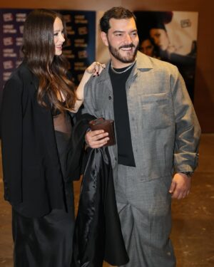 Buse Arslan Instagram - Kızımla ilk galamız .. Babamızın yeni oyunu Gece Diyarı ! 🥹🪽🤍 @cagrisensoy 
🎭
@siyahbeyazverenkli 
📸: @hakanakman._ 
👗: @mysamoonofficial 
💄: @erkanuluc 
💇🏼‍♀️: @mehmetturkibis 
🙏🏻:@nisanurbozdemirr 
@caglagulsarac 
@anil_tosunlar 
@essalonhairandbeauty 💫
Sizi çok seviyorum! 
#reklam
