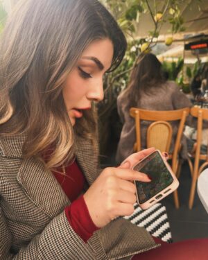 Buse Sinem İren Instagram - İlk fotoğrafta ne kadar hırslı bir çiftçi olduğumu görüyorsunuz, durmaksızın büyüyen şehrime her türlü hizmeti vermek, kalkınma projeleri geliştirmek için canla başla çalışıyorum 😂 
sonrası anlatılmaz yaşanır, kadınlar gününü kutladık 🤭