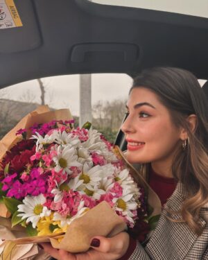 Buse Sinem İren Instagram - İlk fotoğrafta ne kadar hırslı bir çiftçi olduğumu görüyorsunuz, durmaksızın büyüyen şehrime her türlü hizmeti vermek, kalkınma projeleri geliştirmek için canla başla çalışıyorum 😂 
sonrası anlatılmaz yaşanır, kadınlar gününü kutladık 🤭