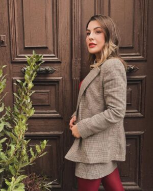 Buse Sinem İren Instagram - İlk fotoğrafta ne kadar hırslı bir çiftçi olduğumu görüyorsunuz, durmaksızın büyüyen şehrime her türlü hizmeti vermek, kalkınma projeleri geliştirmek için canla başla çalışıyorum 😂 
sonrası anlatılmaz yaşanır, kadınlar gününü kutladık 🤭