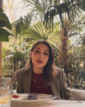 Buse Sinem İren Instagram - İlk fotoğrafta ne kadar hırslı bir çiftçi olduğumu görüyorsunuz, durmaksızın büyüyen şehrime her türlü hizmeti vermek, kalkınma projeleri geliştirmek için canla başla çalışıyorum 😂 
sonrası anlatılmaz yaşanır, kadınlar gününü kutladık 🤭