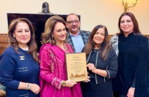 Bushra Ansari Instagram - First Female Pakistan’s Legend Drama Actress Bushra Ansari received Star of Pakistan 🇵🇰 Award in British 🇬🇧 Parliament By Yasmin Qureshi MP Brought to you by Samara Events UK and Labour Asians Society.

#bushraansari #starofpakistan #awardinparliament #britishparliament #samaraeventsuk #yasminqureshi #london #awardceremoney #pakistanidrama #tehzeeblondon
