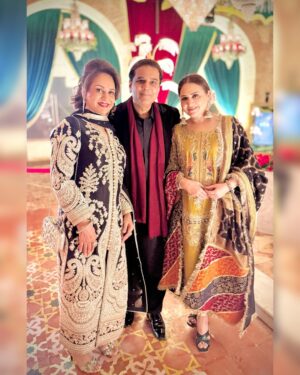 Bushra Ansari Instagram - Glamour galore with @ansari.bushra in @rizwanbeyg & @asmaabbasgill in @asmaabbasdesigns #asimyartiwana #friendslikefamily #bushraansari #asmaabbas