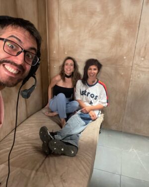 Camila Hirane Instagram - JDI 🕊️🍸💎
morí, no es la primera vez, son varias veces ya, aún así es difícil… lo bueno de morir es revivir en otra vida.
gracias a los amigos, a los que están aquí en las fotos y a los que no aparecen, gracias a todos los que trabajaron en este proyecto, gracias por los buenos momentos, por el aprendizaje y sobre todo gracias a todos los que nos ven desde sus casa, queda lo mejor aún! ❤️‍🔥