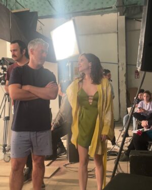 Camila Hirane Instagram - JDI 🕊️🍸💎
morí, no es la primera vez, son varias veces ya, aún así es difícil… lo bueno de morir es revivir en otra vida.
gracias a los amigos, a los que están aquí en las fotos y a los que no aparecen, gracias a todos los que trabajaron en este proyecto, gracias por los buenos momentos, por el aprendizaje y sobre todo gracias a todos los que nos ven desde sus casa, queda lo mejor aún! ❤️‍🔥
