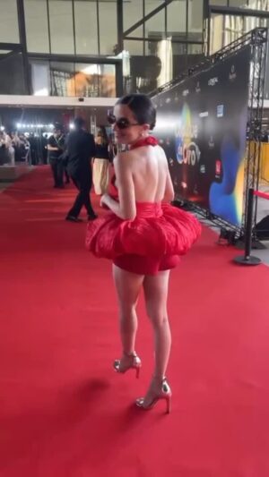 Camila Hirane Instagram - Me invitaron a entregar unos premios a los @copihuedeoro lo pasé increíble! gracias por esta invitación @lacuartacom estuvo hermoso! gracias a @nicolettavalentina por el look de copihue 😜😍 gracias a mi @babyv4mp gracias por todas tus artes y a mi @josefai x el glam, las amo chicas! lo mejor es compartir estas cosas con uds. ❤️