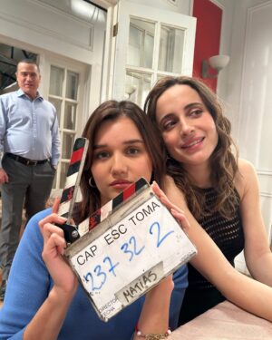 Camila Hirane Instagram - JDI 🕊️🍸💎
morí, no es la primera vez, son varias veces ya, aún así es difícil… lo bueno de morir es revivir en otra vida.
gracias a los amigos, a los que están aquí en las fotos y a los que no aparecen, gracias a todos los que trabajaron en este proyecto, gracias por los buenos momentos, por el aprendizaje y sobre todo gracias a todos los que nos ven desde sus casa, queda lo mejor aún! ❤️‍🔥