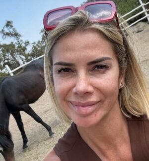 Carla Ochoa Instagram - “Deja que las Cosas se rompan, deja dé esforzarte por mantenerlas pegadas”. “Todo pasa, con el tiempo todo pasa”. ( Comer, Rezar, Amar )