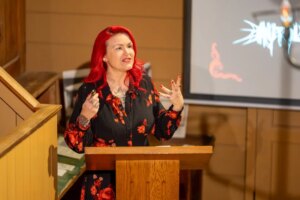 Carla Valentine Instagram - I look as though I'm going to kill this girl and eat her! Thanks so much to @stevecrossphotos for taking these pics during my sold out talk at @oldoperatingtheatre last week. I'm thinking of repeating the talk at my place (Bart's Pathology Museum) because so many people have asked me to! Watch this space...❤️🔪