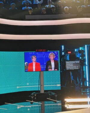 Carlota Corredera Instagram - Carrusel de mi pasado miércoles en @rtvecatalunya 🎠📺
1. Llegada
2. Preparada para L’altaveu
3. “La cheloteca” 
4. En la sala de los espejos de #59segundos
5, 6 y 7 Dos grandes referentes profesionales, ¡qué suerte la mía! 🤩🌟
8 y 9 Selfies a pie de micro
10 Con mi admirada @torrentenatalia: VALIENTE! 💜
11 Mis espectadores me ven en @la2_tve
