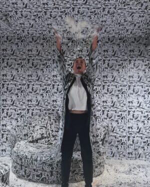 Carlota Corredera Instagram - Carrusel en @ikono.es 🎉🎊🎈

1. Confeti
2. Camuflada
3. Farolillo
4. Bosque de bambú
5. Iluminada
6. Alas
7. Tra, tra
8. Lámpara
9. Lámparas
10.  Más alas
11. El árbol de los deseos
12. Bolas
13. Ojiplática