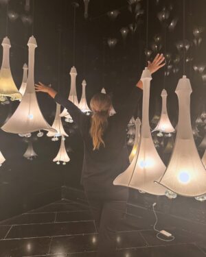 Carlota Corredera Instagram - Carrusel en @ikono.es 🎉🎊🎈

1. Confeti
2. Camuflada
3. Farolillo
4. Bosque de bambú
5. Iluminada
6. Alas
7. Tra, tra
8. Lámpara
9. Lámparas
10.  Más alas
11. El árbol de los deseos
12. Bolas
13. Ojiplática