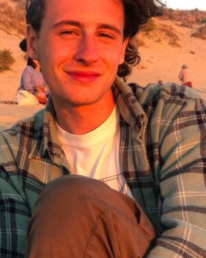 Carole Richert Instagram - VINCENT♥️🎂🎂🎂🎂 25 ANS!!! Des rêves, des doutes, des espoirs , de la légèreté, de la profondeur , tout cela dans les regards d’une petite bouille devenue grande et qui s’interroge ! 25 ans, tout de même ! la vie devant soi ! des bonheurs possibles et de l’amour, beaucoup d’amour♥️♥️♥️ @vincentrlt  JOYEUX ANNIVERSAIRE MON FILS CHÉRI
