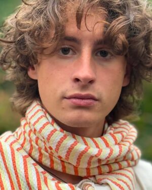Carole Richert Instagram - VINCENT♥️🎂🎂🎂🎂 25 ANS!!! Des rêves, des doutes, des espoirs , de la légèreté, de la profondeur , tout cela dans les regards d’une petite bouille devenue grande et qui s’interroge ! 25 ans, tout de même ! la vie devant soi ! des bonheurs possibles et de l’amour, beaucoup d’amour♥️♥️♥️ @vincentrlt  JOYEUX ANNIVERSAIRE MON FILS CHÉRI