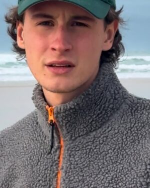Carole Richert Instagram - VINCENT♥️🎂🎂🎂🎂 25 ANS!!! Des rêves, des doutes, des espoirs , de la légèreté, de la profondeur , tout cela dans les regards d’une petite bouille devenue grande et qui s’interroge ! 25 ans, tout de même ! la vie devant soi ! des bonheurs possibles et de l’amour, beaucoup d’amour♥️♥️♥️ @vincentrlt  JOYEUX ANNIVERSAIRE MON FILS CHÉRI