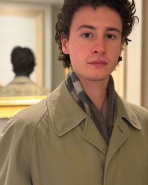 Carole Richert Instagram - VINCENT♥️🎂🎂🎂🎂 25 ANS!!! Des rêves, des doutes, des espoirs , de la légèreté, de la profondeur , tout cela dans les regards d’une petite bouille devenue grande et qui s’interroge ! 25 ans, tout de même ! la vie devant soi ! des bonheurs possibles et de l’amour, beaucoup d’amour♥️♥️♥️ @vincentrlt  JOYEUX ANNIVERSAIRE MON FILS CHÉRI