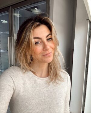 Carolina Castelinho Instagram - Neste dia de S. Valentim, decidi acordar e tratar de mim porque ninguém pode gostar de nós se nós não gostarmos primeiro 🥰
Por isso, tivemos matização de cabelo caseira ( com os produtos da @kerastase_official que são os meus preferidos),
tivemos estreia de um conjunto super confortável da @pullandbear e nos pés as minhas @ugg oferecidas pela @ganesh_comunicacao que muito prezo e muito jeito me dão ❤️ e vocês?? Como está a correr? 
Um beijinho cheio de amor para todas/os!