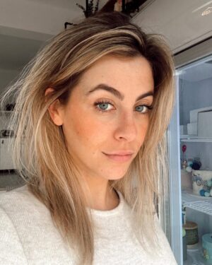 Carolina Castelinho Instagram - Neste dia de S. Valentim, decidi acordar e tratar de mim porque ninguém pode gostar de nós se nós não gostarmos primeiro 🥰
Por isso, tivemos matização de cabelo caseira ( com os produtos da @kerastase_official que são os meus preferidos),
tivemos estreia de um conjunto super confortável da @pullandbear e nos pés as minhas @ugg oferecidas pela @ganesh_comunicacao que muito prezo e muito jeito me dão ❤️ e vocês?? Como está a correr? 
Um beijinho cheio de amor para todas/os!