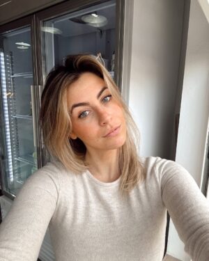 Carolina Castelinho Instagram - Neste dia de S. Valentim, decidi acordar e tratar de mim porque ninguém pode gostar de nós se nós não gostarmos primeiro 🥰
Por isso, tivemos matização de cabelo caseira ( com os produtos da @kerastase_official que são os meus preferidos),
tivemos estreia de um conjunto super confortável da @pullandbear e nos pés as minhas @ugg oferecidas pela @ganesh_comunicacao que muito prezo e muito jeito me dão ❤️ e vocês?? Como está a correr? 
Um beijinho cheio de amor para todas/os!