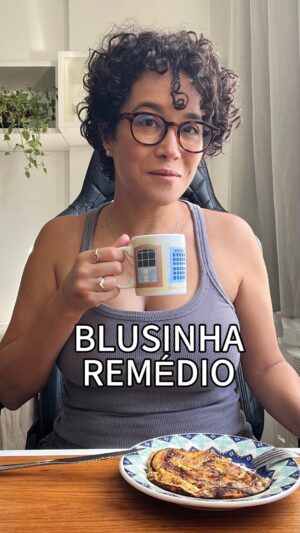 Carolina Loback Instagram - Bom dia! E quando você pega aquela vendedora que sabe certinho onde tá seu ponto fraco? Haja blusinha…

#café