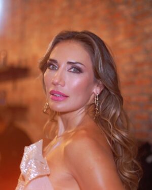 Carolina de Moras Instagram - Gracias a todos por el cariño 🫶 y sobre todo a mi equipo por el trabajo, dedicación y apoyo. Los amo… son los mejores.

Vestido: @patomorenomoda  y @diegooses 
Joyas: @tiffany.chile 
Pelo: @gonzaloleonidas 
Makeup: @melanietetzner 
Apoyó: @fransfrani 

#galaviña2025  #chile #stylish