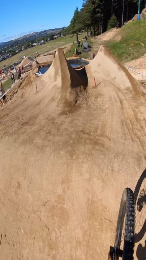 Caroline Buchanan Instagram - Hold on @fisthandwear  grip and rip the slalom course @crankworx rotorua 🦈