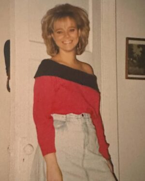 Caroline Rhea Instagram - I moved to New York March 3rd, 1989 to become a comedian. Thought you would enjoy my 80’s hair and fashion. I moved with $300 and bought a pair of earrings for $220.00 the first day. Budgeting was not my strength. I moved in with my sister Cynthie who came to every show I did and lip-synced my act. Would never have had any success without my sisters. Anyway so far it’s worked out. Good luck with all your creative endeavors. Keep going. 
Best Witches,
AH and Caroline #comedy #standup #fyp #witchesofinstagram